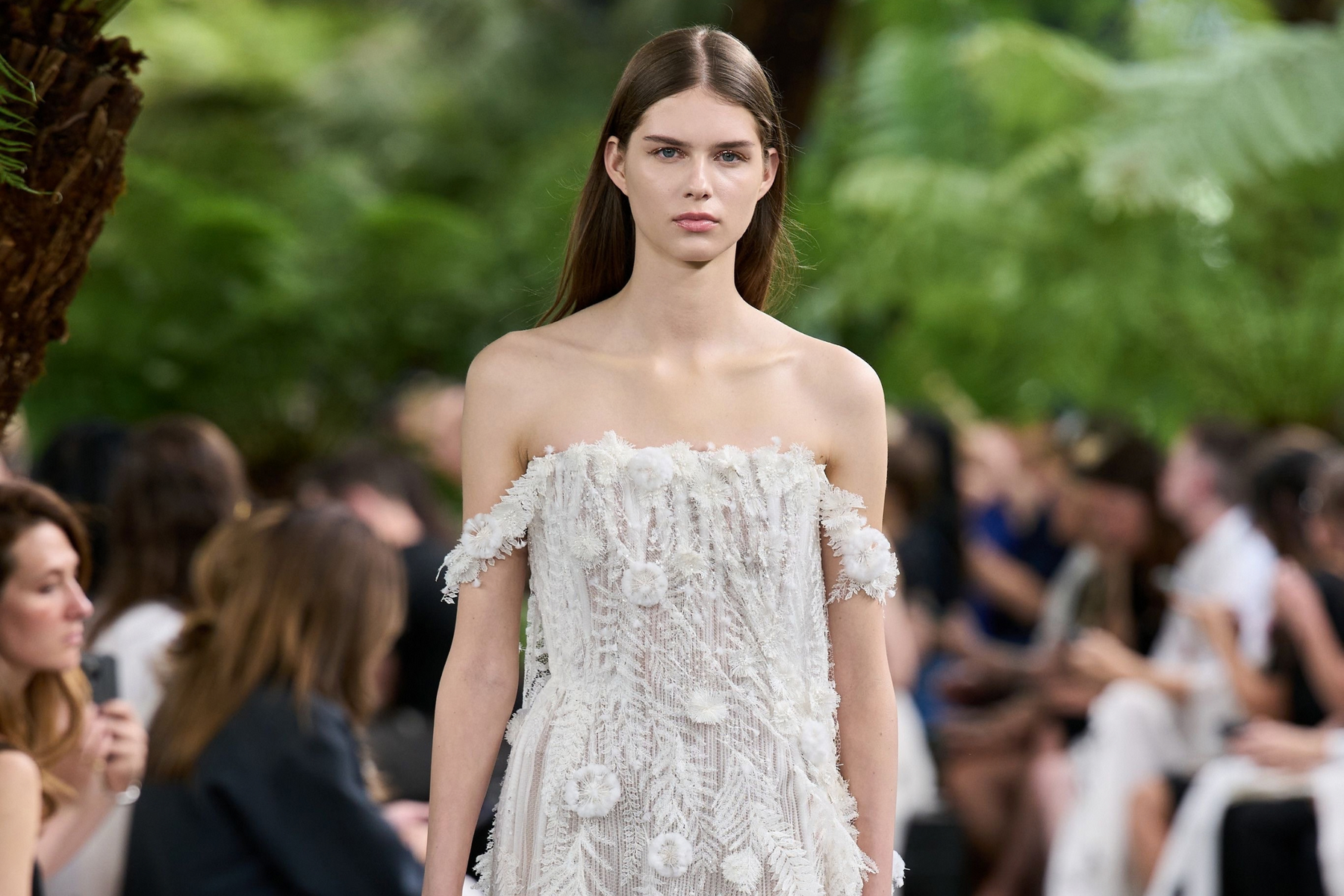 St. Gallen, im Oktober – Auf den Laufstegen der Haute Couture Fall 2026 sowie der gerade zu Ende gegangenen Prêt-à-Porter Schauen Spring 2027 in Paris und Mailand waren erneut zahl-reiche textile Kreationen von Forster Willi zu sehen. Internationale Mode-häuser wie CHANEL, Louis Vuitton und Akris setzten dabei auf textile Entwicklungen aus St. Gallen. Ein besonderes Highlight abseits des Laufstegs: Anna Wintour trug an der CHANEL Prêt-à-Porter-Show Spring 2027 eine Kreation von Forster Willi.
