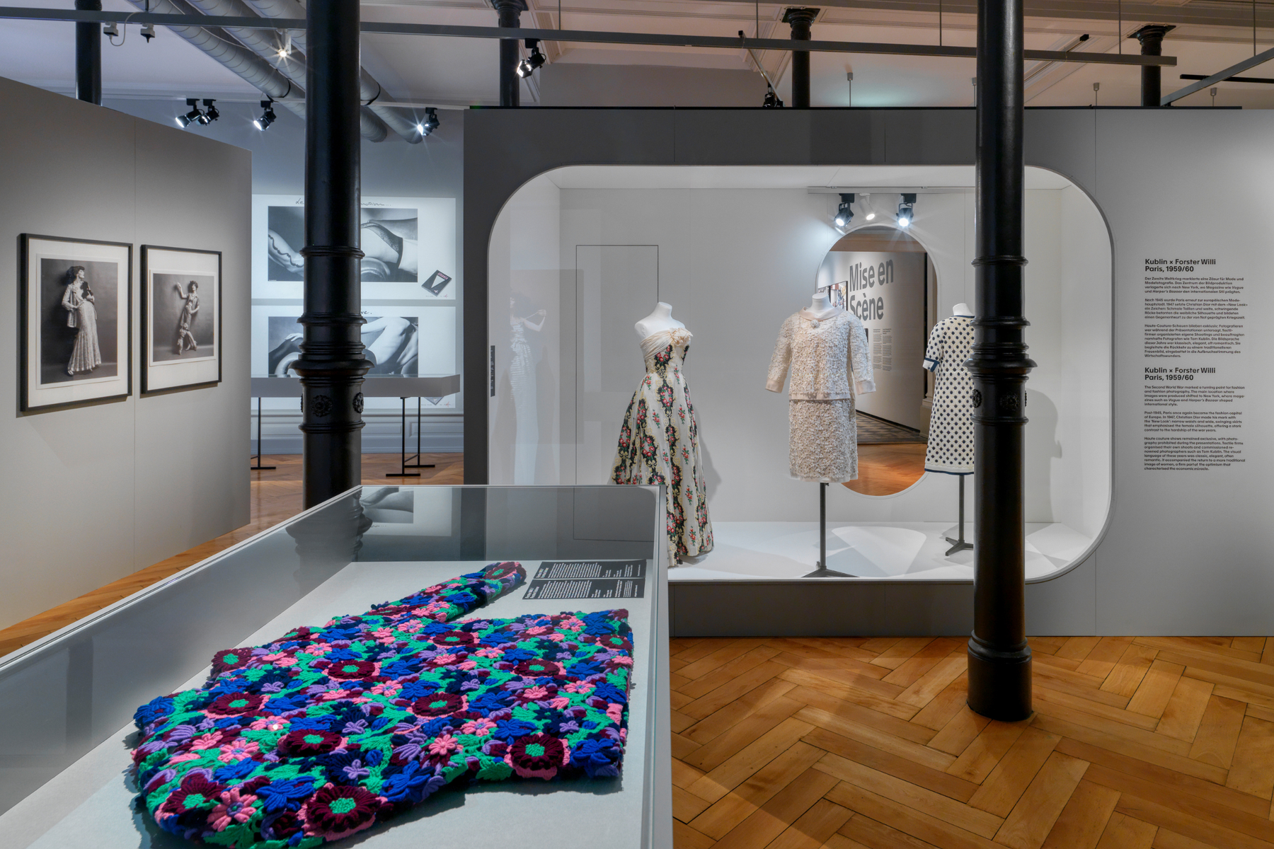Forster Willi im Textilmuseum St.Gallen Juli 2026 – Die Sonderausstellung «Mise en Scène. Modefotografie von der Belle Époque bis heute» im Textilmuseum St.Gallen zeigt Stickereien von Forster Willi im Dialog mit Werken international renommierter Modefotograf:innen.  Zur Ausstellung