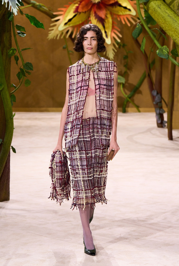 Forster Willi ist mit fünf Looks in der aktuellen CHANEL Cou-ture-Kollektion vertreten. Für die Looks 1 und 2 entstand eine offene Guipure, bei der bewusst die Bobbinenseite als sicht-bare Oberfläche eingesetzt wurde. Look 8 zeichnet sich durch eine gechintzte Soutache-Guipure aus, deren glänzende Ober-fläche dem Dessin eine besondere Tiefe verleiht. Für Look 15 wurde eine aufwendige Stickerei auf handgewobenem Tweed realisiert, die durch eine anspruchsvolle Applikation ergänzt wird. Ein weiteres Highlight bildet Look 17: Hier wurde eine Su-perposé-Stickerei mit rund 400'000 Stickstichen über einer Grundstickerei aufgebaut, wodurch eine vielschichtige textile Struktur entsteht.Look 1 wurde zudem an der CHANEL Prêt-à-Porter Spring 2027 von Anna Wintour getragen.