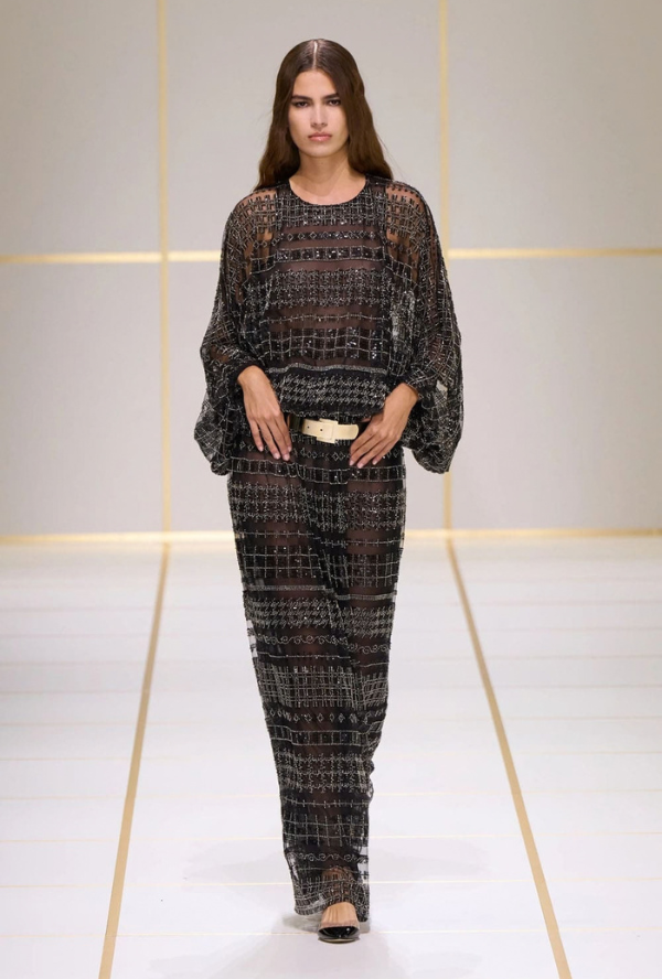 Mit Spring 2027 und unter dem Titel «Evoluzione» präsentiert Giorgio Armani die erste Damenkollektion unter der kreativen Leitung von Silvana Armani und führt damit die unverwechselbare Ästhetik des Hauses in ein neues Kapi-tel. Für Look 56 entwickelte Forster Willi ein grafisches Allover-Dessin aus Perlen und Pailletten. Die präzise Anordnung der unterschiedlichen Elemente erzeugt ein feines Wechselspiel aus Struktur, Licht und Glanz und verleiht der Fläche eine besondere Tiefe.