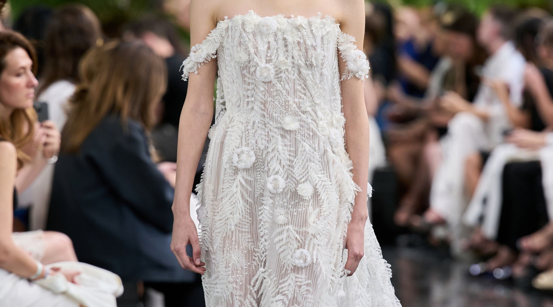 [Translate to English:] St. Gallen, im Oktober – Auf den Laufstegen der Haute Couture Fall 2026 sowie der gerade zu Ende gegangenen Prêt-à-Porter Schauen Spring 2027 in Paris und Mailand waren erneut zahl-reiche textile Kreationen von Forster Willi zu sehen. Internationale Mode-häuser wie CHANEL, Louis Vuitton und Akris setzten dabei auf textile Entwicklungen aus St. Gallen. Ein besonderes Highlight abseits des Laufstegs: Anna Wintour trug an der CHANEL Prêt-à-Porter-Show Spring 2027 eine Kreation von Forster Willi.